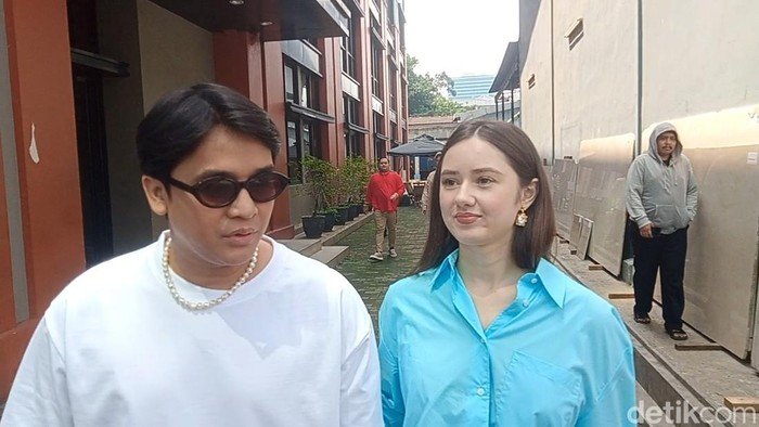 Diajak Vika Kolesnaya ke Belarusia, Billy Syahputra Bawa Sambal
