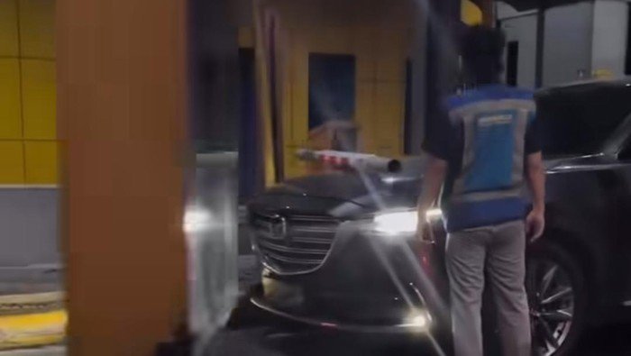 Mobil Elit Bayar Tol Sulit: Mazda Kabur Terobos Palang Tol