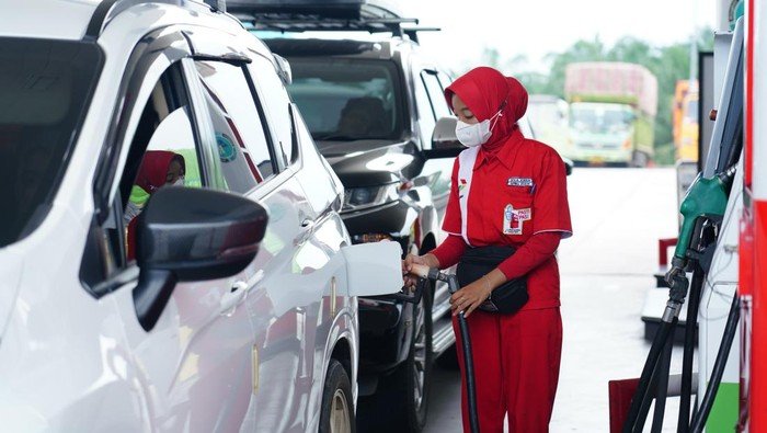 petugas-spbu-sedang-mengisi-bbm-ke-mobil-pelanggan-1745456607633_169